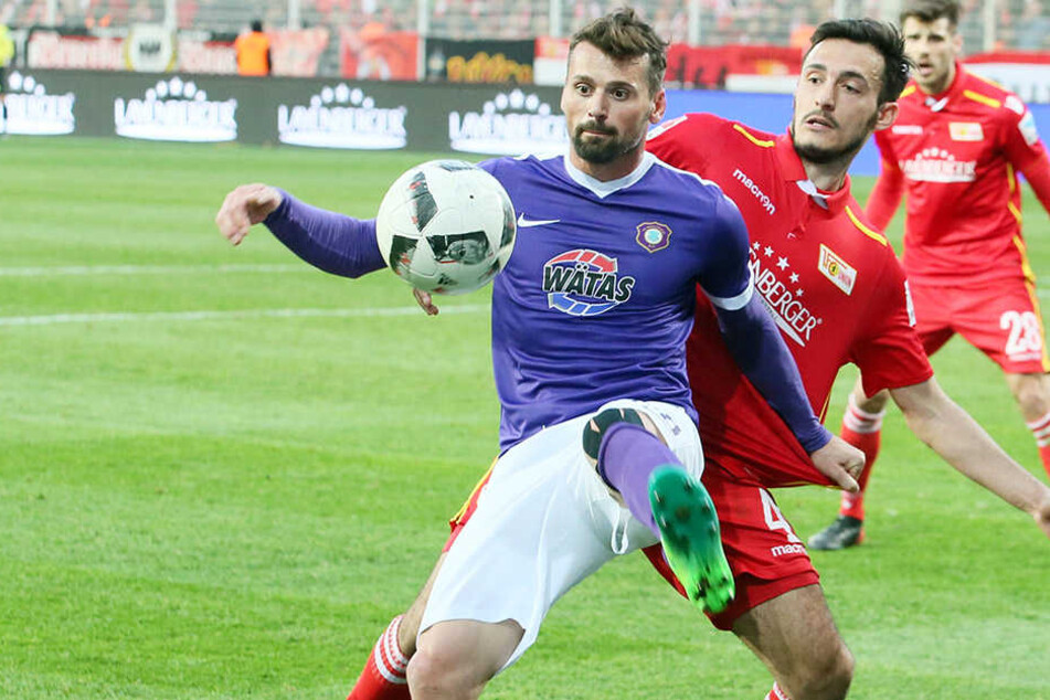 FCE-Stürmer Albert Bunjaku (vorn, hier gegen den Unioner Roberto Puncec) spielte von 2009 bis 2012 beim 1. FC Nürnberg.