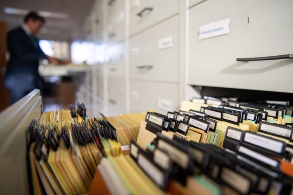 Karteikarten stecken im Archiv der Zentralen Stelle der Landesjustizverwaltung zur Aufklärung nationalsozialistischer Verbrechen.