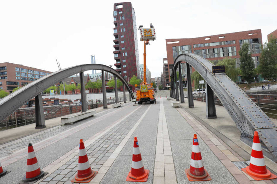Regelmäßig werden die Brücken in Hamburg inspiziert (Archivbild).