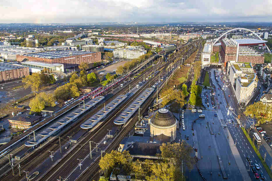Von der Räumung betroffen sind unter anderem der ICE-Bahnhof Köln-Deutz, die Messe und die Hauptverwaltung des Chemiekonzerns Lanxess.