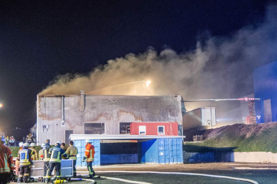 Der Brand brach in einer Produktionshalle aus.