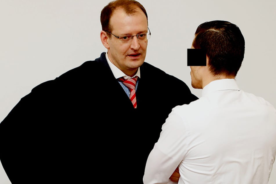 Mussten am Donnerstag wieder vors Landgericht: Rechtsanwalt Torsten Oelscher (36, l.) und Tim R. (30).