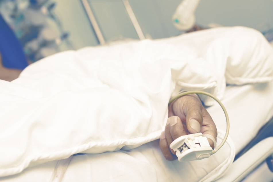 Der Mann erlag seinen Verletzungen im Krankenhaus (Symbolbild).