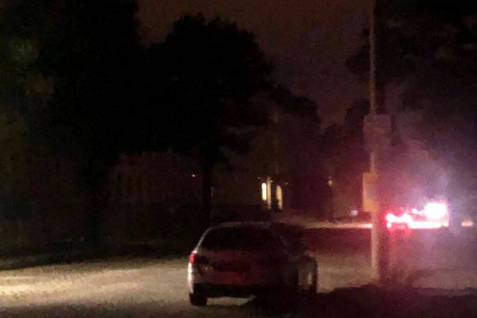 Auf der Stauffenbergallee sind am Dienstagabend alle Straßenlaternen aus.