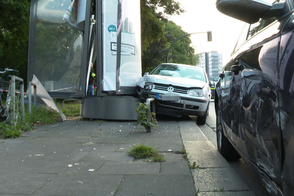 An beiden Autos und der Litfaßsäule sind die Schäden deutlich zu sehen.