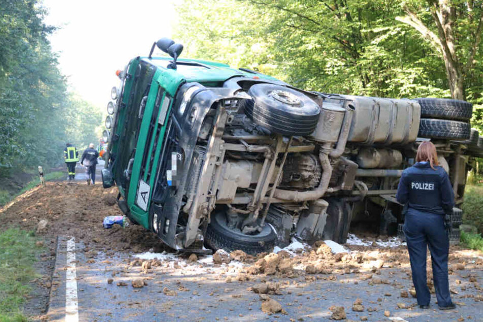 Der Lkw kippte um und verlor seine Ladung.