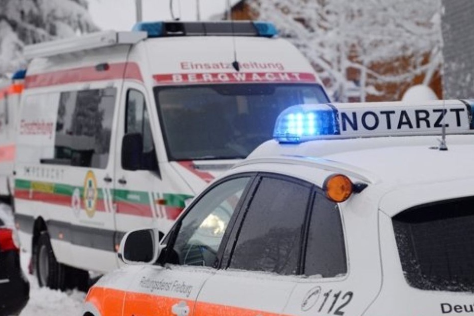 Rettungskräfte kümmerten sich um fünf Verletzte. In der Zeit gab es bereits 20 weitere Unfälle.