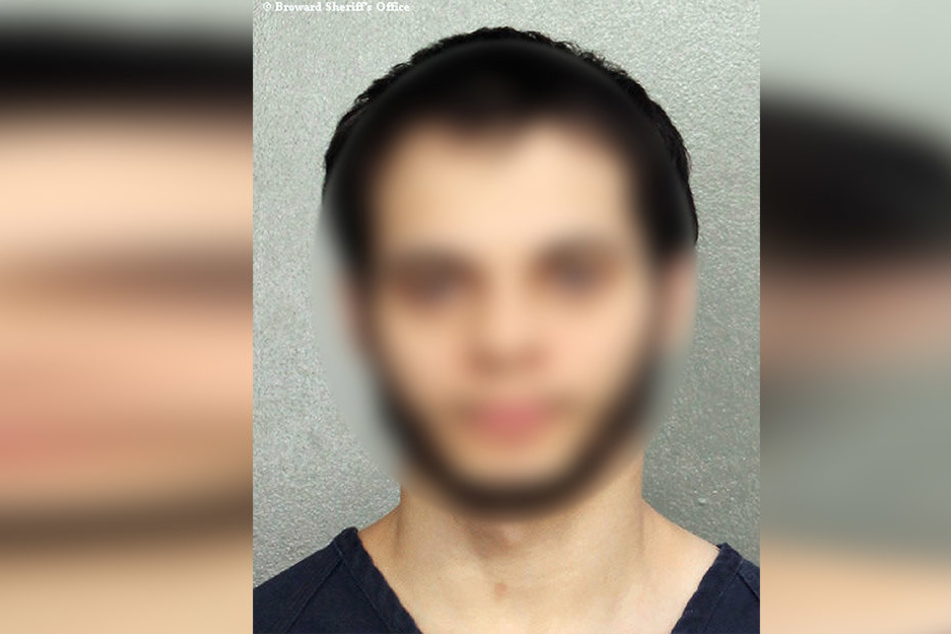 Esteban S. (26) soll die Waffe auf der Toilette durchgeladen und dann am Gepäckband losgeschossen haben.