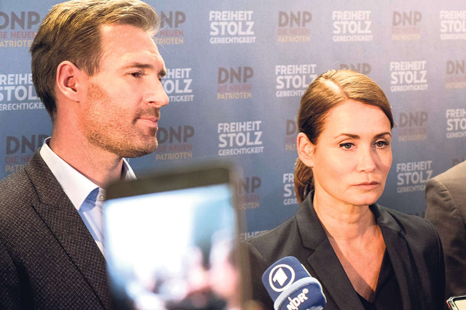 Die DNP-Fraktionsvorsitzende Schramm (Anja Kling) und ihre rechtspopulistischen Parteifreunde stellen sich den Fragen der ("System"-)Presse.