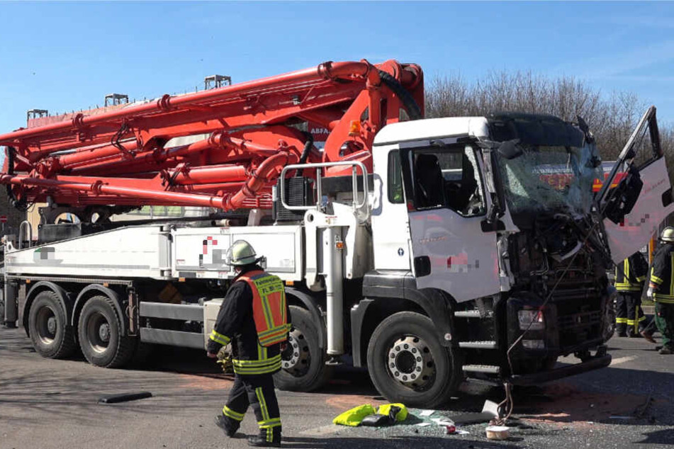 Das Foto zeigt den beschädigten Lkw mit der Betonpumpe.