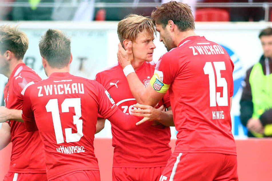 Die Zwickauer jubeln über einen Treffer von Ronny König.