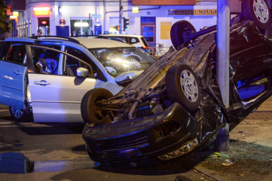 Das Auto überschlug sich und landete auf dem Dach.
