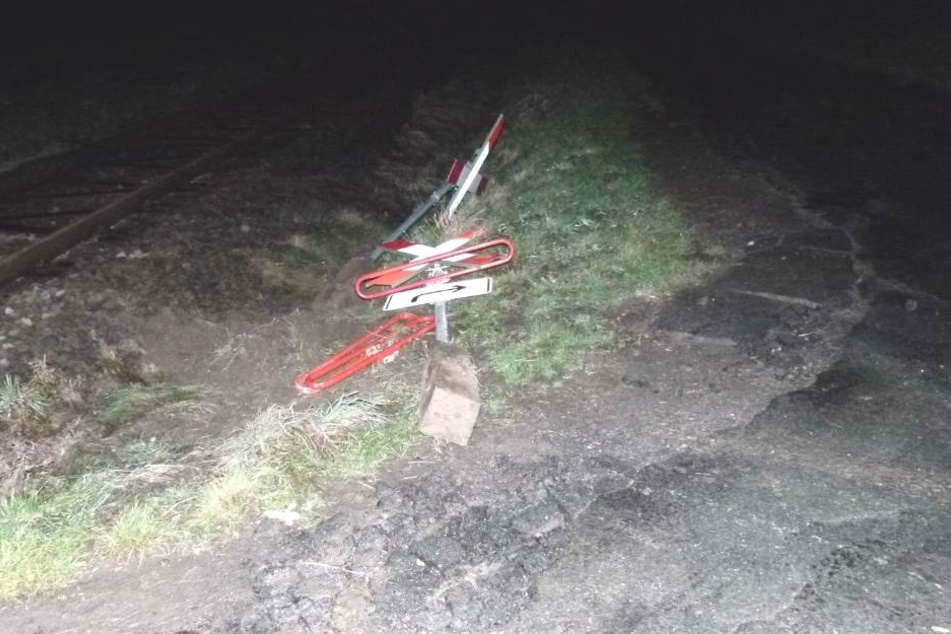 Die Polizei in Minden sucht die Täter, die die Andreaskreuze entfernt haben.