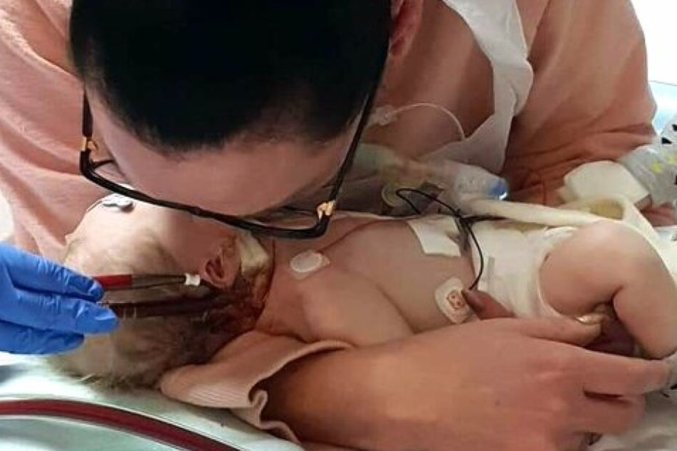 Mutter Sarah küsst ihren kleinen Carter auf den Kopf. Ihr Sohn hat bis zum Schluss gekämpft.