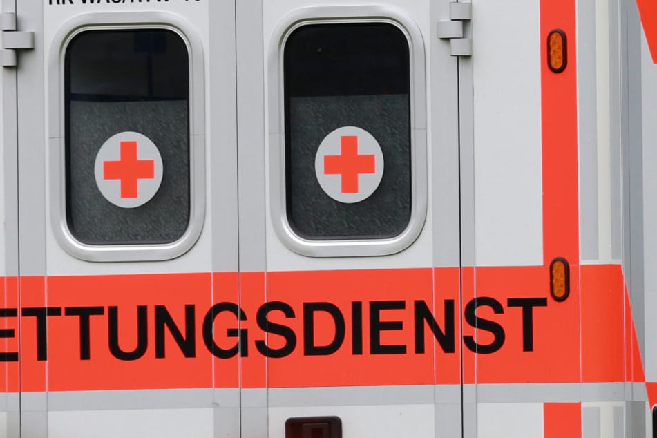 Alle drei Betroffenen kamen mit schweren Verletzungen ins Krankenhaus. (Symbolbild)