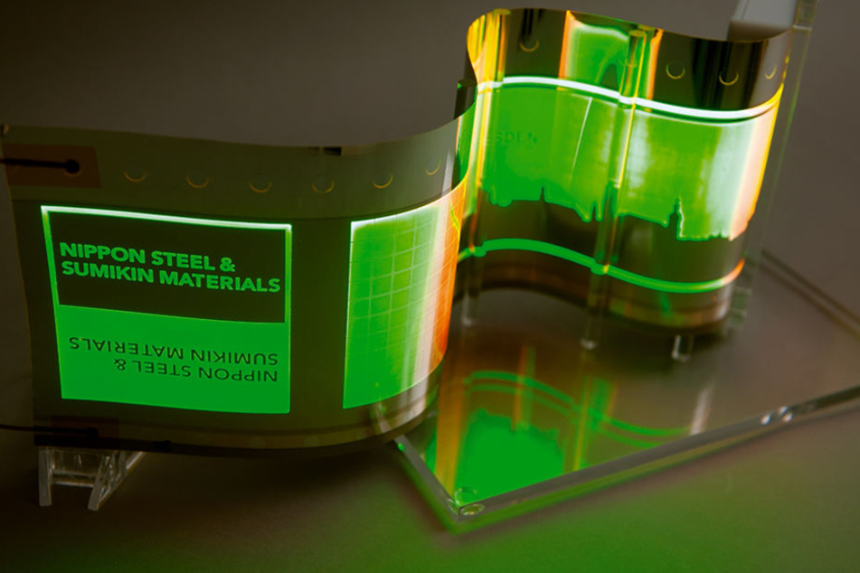 Diese OLEDs auf hauchdünnem
Edelstahl können
Blinker und Rücklicht am
Auto revolutionieren.