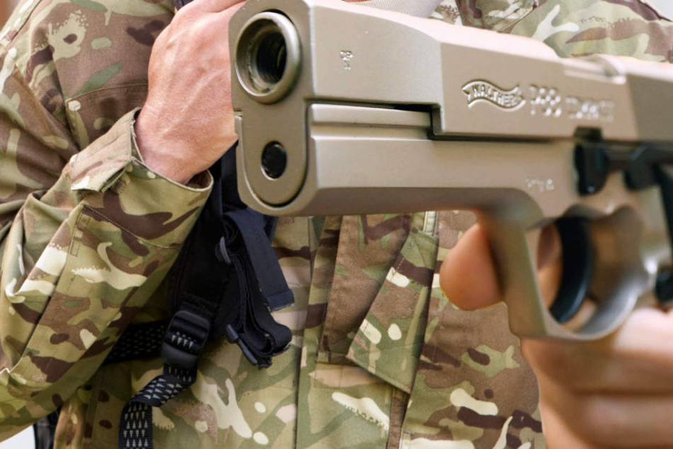 Militärisch gekleidet und bewaffnet schlichen die Drei ums Haus (Symbolbild).