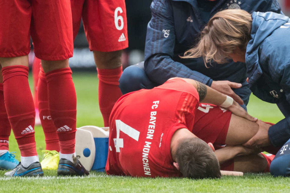 Niklas Süle vom FC Bayern München wird von den Teamärzten behandelt.