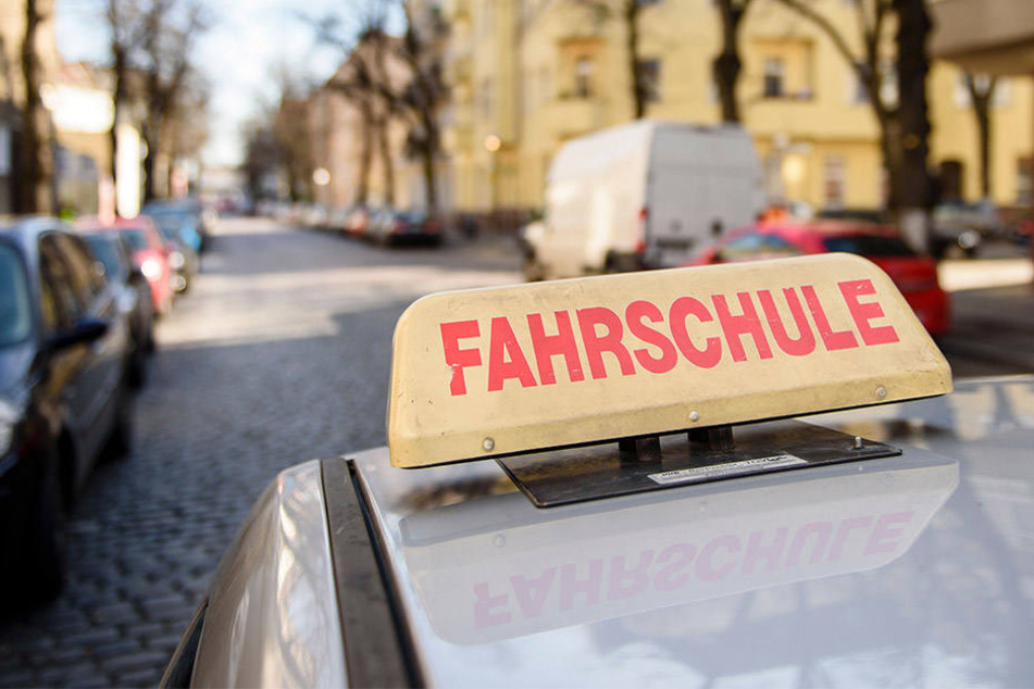 Als der 35-Jährige die Frau und das Nummernschild ihres Wagens fotografieren wollte, fuhr diese ihn an. (Symbolbild)