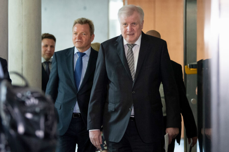 Horst Seehofer (CSU, r.), Bundesinnenminister, kommt zur der Sitzung des Innenausschusses des Bundestags zum Mordfall Lübcke.