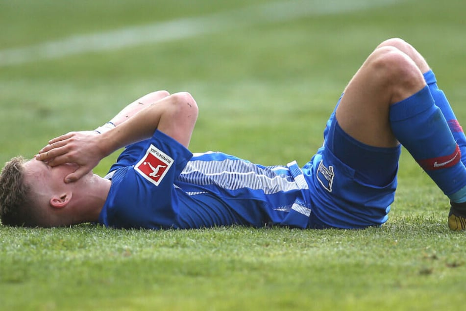 Maximilian Mittelstädt liegt nach der Pleite gegen Düsseldorf am Boden.