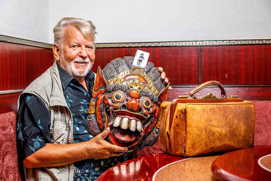 Peter Kersten (75) hat als Zauberer fast die ganze Welt bereist. Diese Maske aus der Südsee hat er zu einem Zauberutensil umgebaut.