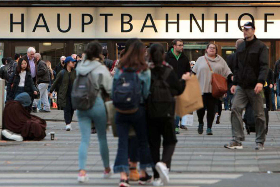 Der beherzte Freund prügelte die Angreifer bis zum Düsseldorfer Hauptbahnhof, wo sie festgenommen wurden.
