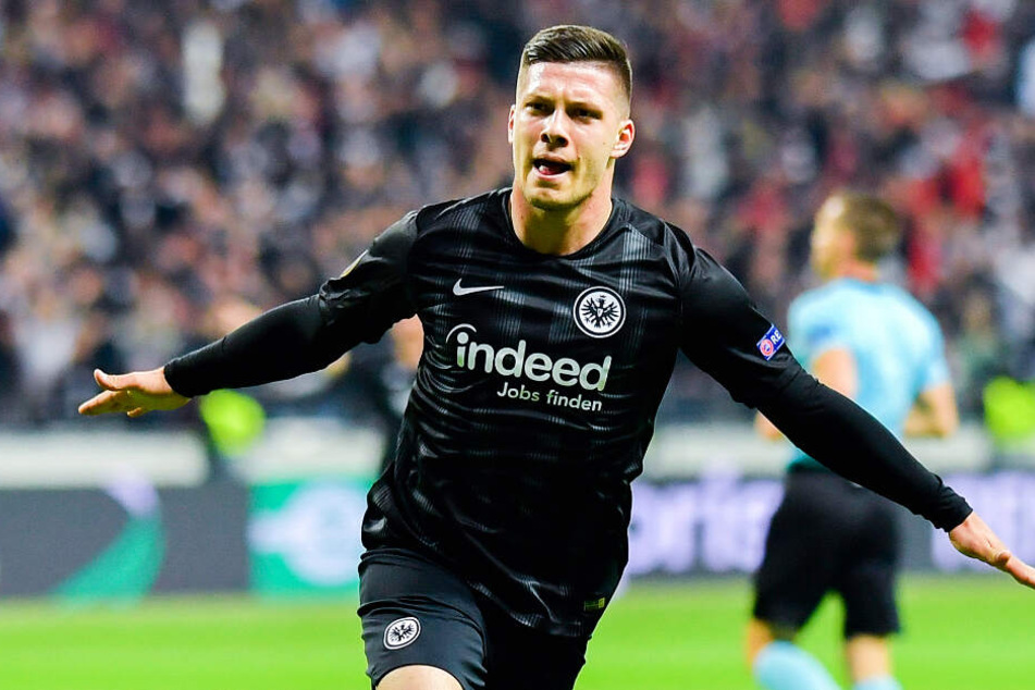 Das Archivbild zeigt Frankfurts Stürmer Luka Jovic Anfang Mai beim Jubeln nach einem Tor.