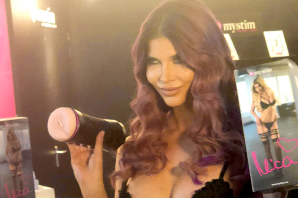 In diesem Jahr präsentierte Micaela Schäfer ihren ersten eigenen Masturbator.