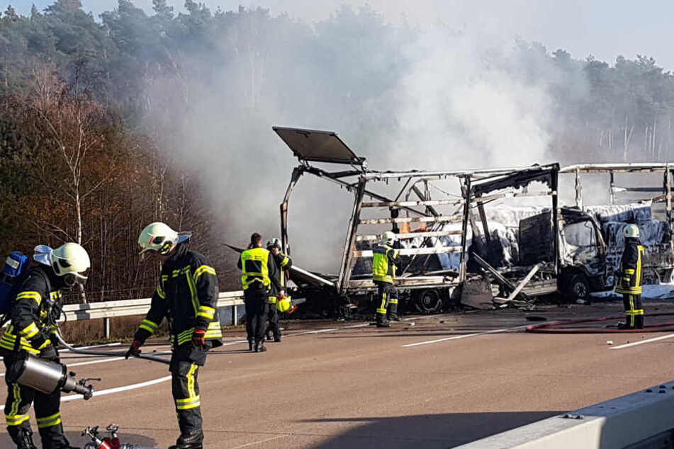 Ein Lastwagen und ein Sattelzug sind bei dem Unfall ausgebrannt.