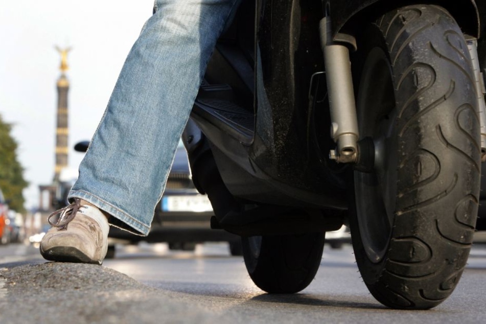 Der Rollerfahrer starb noch an der Unfallstelle. (Symbolbild)