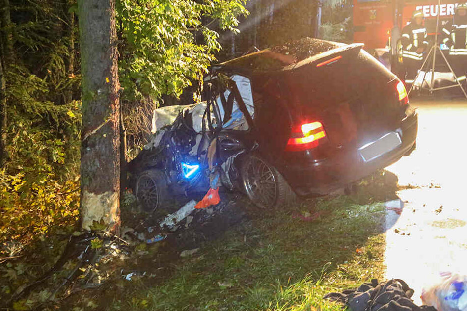 Der Fahrer war von der Fahrbahn abgekommen und mit dem Baum kollidiert.