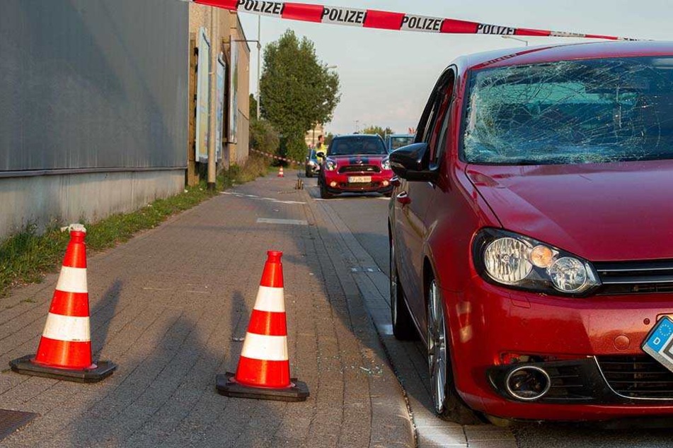Der 19-Jährige wurde von einem VW erfasst.