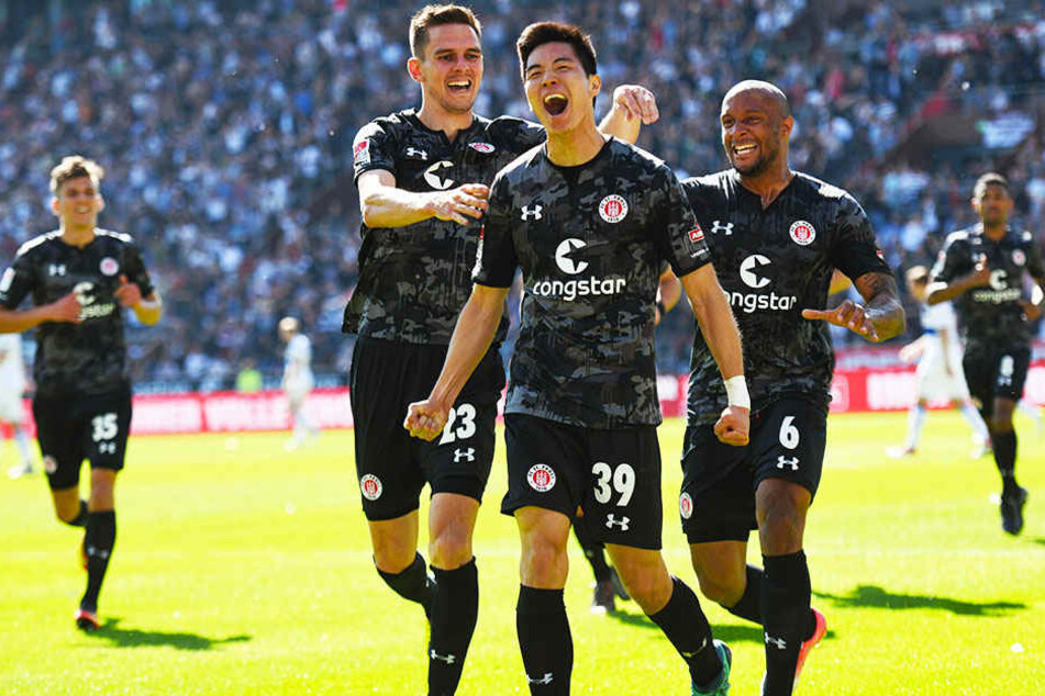 Das Tor zum Klassenerhalt: Torschütze Yi-Young Park (m.) wird von seinen Mannschaftskollegen Johannes Flum (r.) und Christopher Avevor (r.) gefeiert.