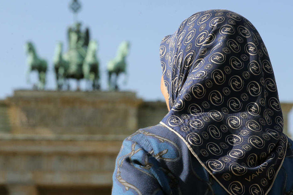 Ein Mann sprach sie wegen ihres Kopftuches an und soll sie dann geschlagen haben. (Symbolbild)
