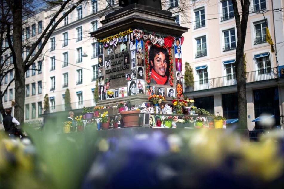Der Sockel des Denkmals für Orlando-di-Lasso, einem Komponisten und Kapellmeister der Renaissance, das vor dem Bayerischen Hof zum Michael Jackson Denkmal umfunktioniert wurde.