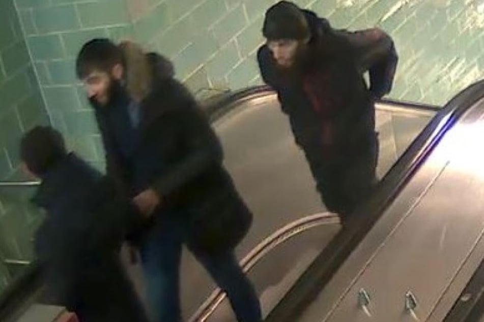Die Polizei in Berlin sucht die hier abgebildeten Männer.