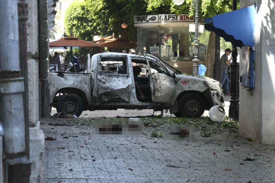 Blick auf ein zerstörtes Auto, nachdem eine Person einen Selbstmordanschlag verübt hat.
