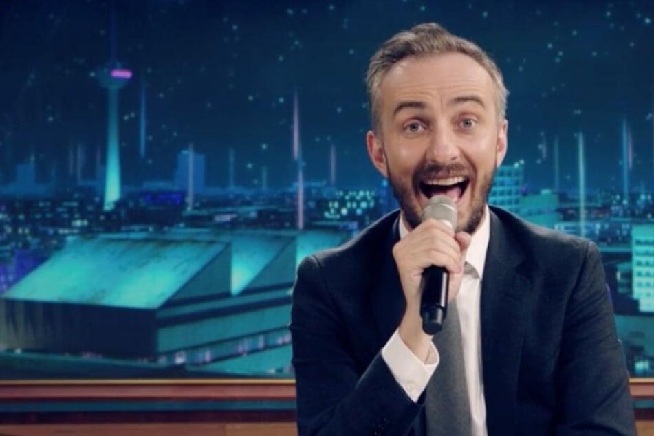 Im Musikvideo singt Jan Böhmermann humorvoll über Deutschlands Rolle in der EU.
