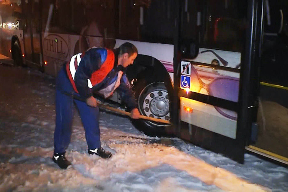 Nichts ging mehr: Busse und Lkws blieben einfach in den Schneemassen stecken.