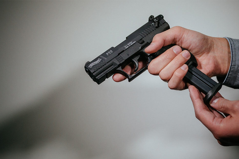Auch, als der Täter mit seiner Waffe herumfuchtelte, ließen sich die Verkäuferinnen nicht einschüchtern. (Symbolbild)