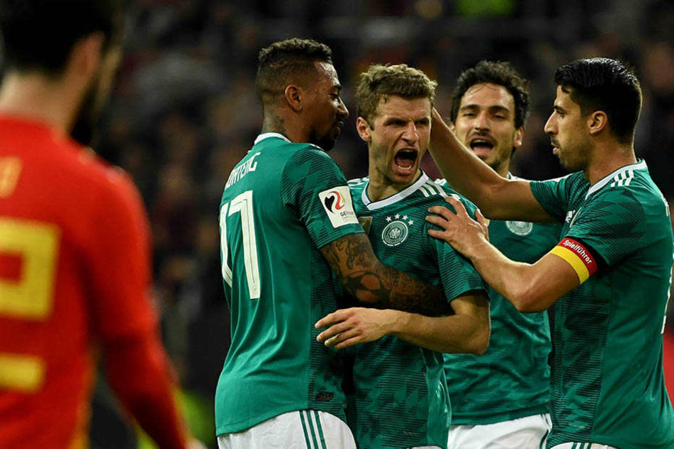 Von Jérome Boateng (l.) Mats Hummels (2. v.r.) und Sami Khedira (r.) wird Thomas Müller beglückwünscht.