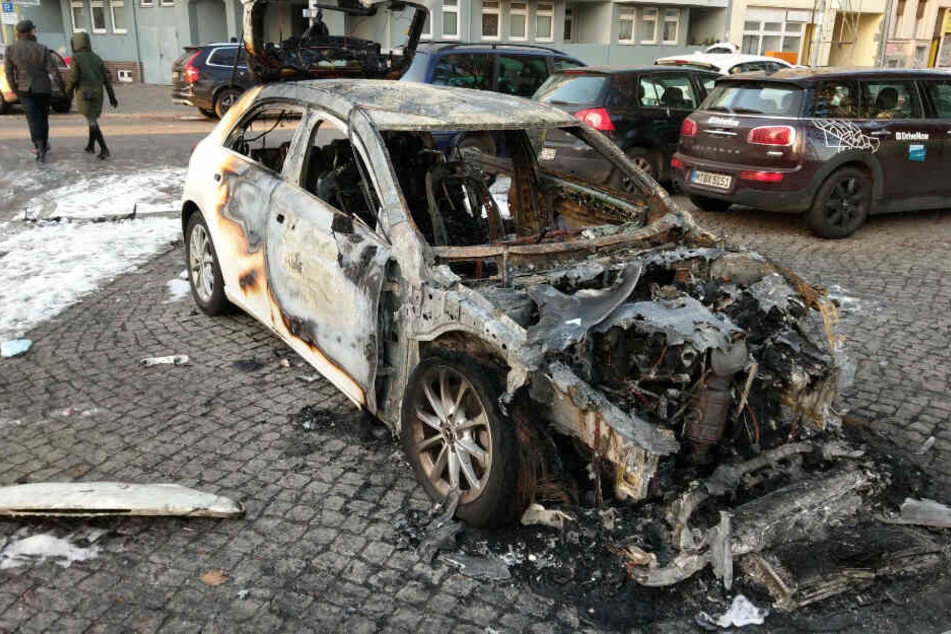 Ein ausgebranntes Auto steht in der Nähe des Parks am Gleisdreieck.