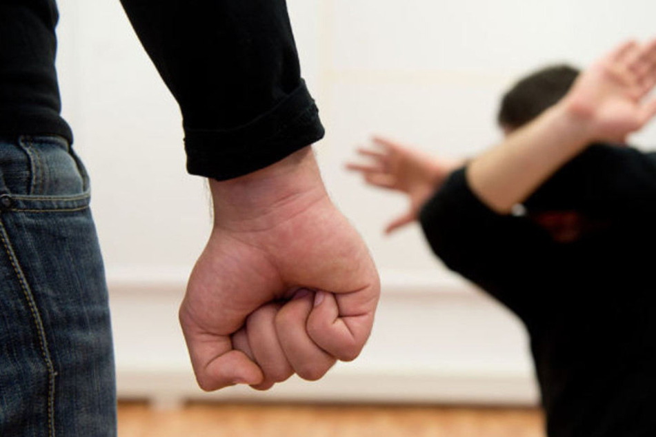 Ein Mann wollte einen Streit schlichten und wurde daraufhin von den Frauen geschlagen. (Symbolbild)
