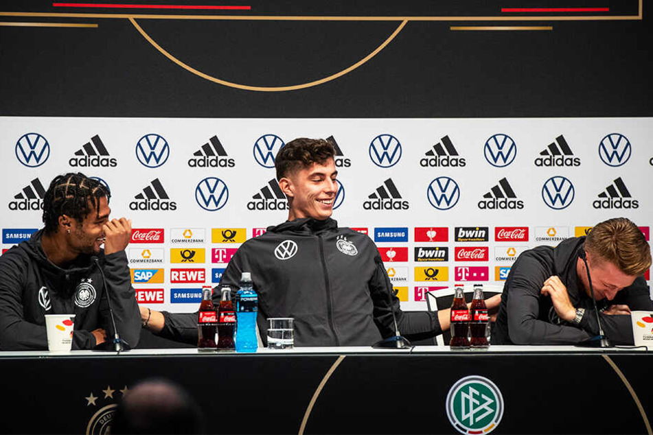 Von links nach rechts: Serge Gnabry, Kai Havertz und Marco Reus hatten auf der Pressekonferenz viel Spaß.