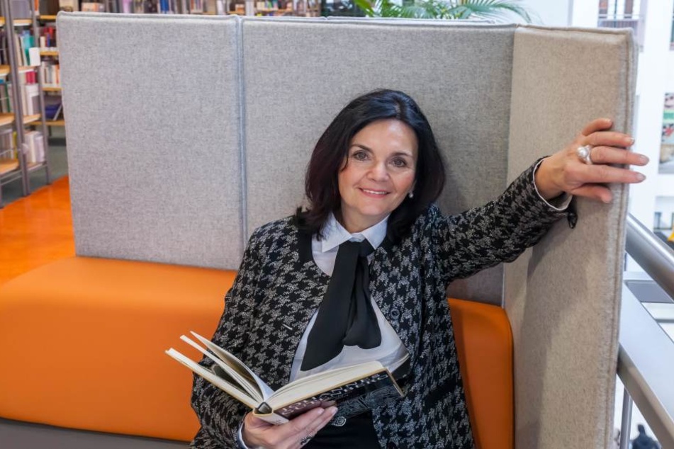 Leiterin Elke Beer (59) will die Chemnitzer Stadtbibliothek fit für die Zukunft machen.