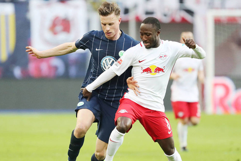 Naby Keita während des Spiels gegen den VfL Wolfsburg. Eine Stunde nach dem Spiel klappte der 22-Jährige in der Red Bull Arena zusammen.