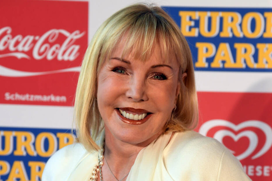 Heike Maurer lächelt im Europa-Park vor Beginn der Verleihung der Radio Regenbogen Awards.