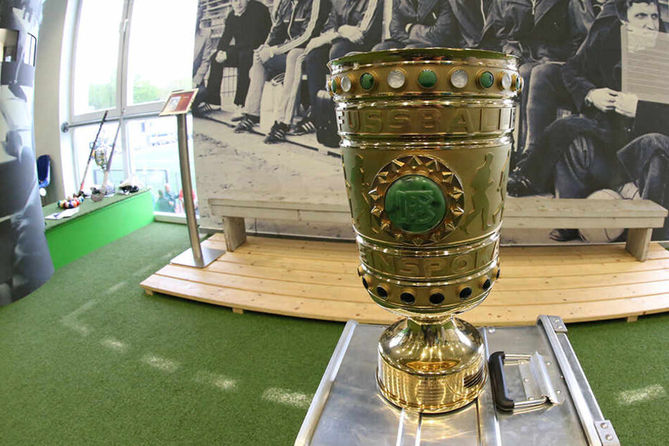 Die Sportfreunde Lotte wollen im Stadion des DSC Arminia Bielefeld gegen Borussia Dortmund antreten.
