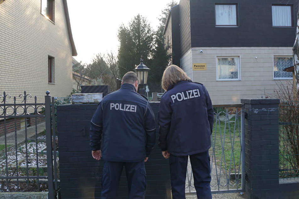 In Neukölln wurde eine Frau mit einer Axt angegriffen. Polizisten konnten einen Verdächtigen festnehmen.
